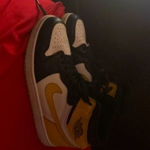 Air Jordan 1 RETRO HIGH OG.                        Black and yellow